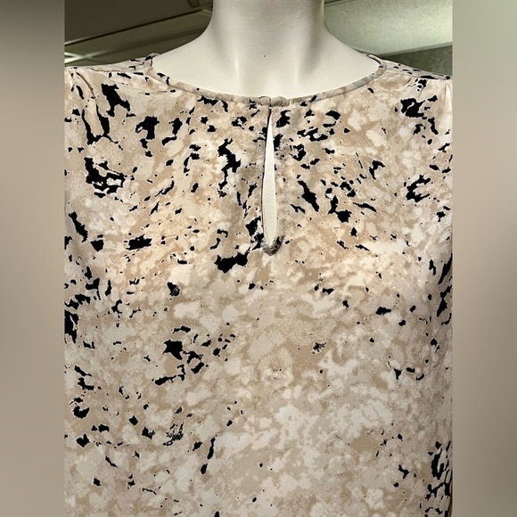 H by HALSTON Size M Speckled Chiffon Ruffled Asymmetrical Blouse Ivory Tan Black - Picture 2 of 12